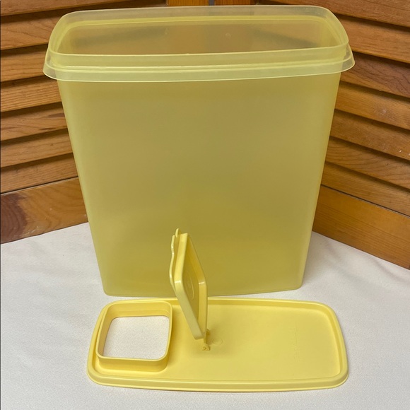 Tupperware Large Cereal Storage Container - Picture 16 of 16